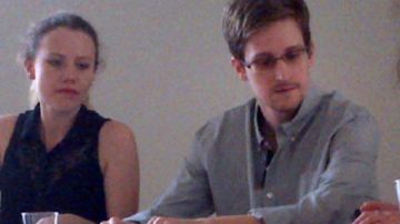 Edward Snowden, acusado de espionaje por el Gobierno de EEUU, habla en Moscú junto a Sarah Harrison de WikiLeaks.