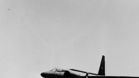 Un avión espía U-2 despega de la 'Area 51' en 1955. Algunas teorías sugerían que a esta base se trasladaron los restos de una supuesta nave extraterrestre que se habría estrellado en Roswell, Nuevo México.