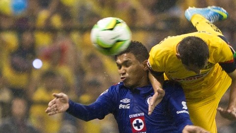 El colombiano Teófilo Gutiérrez, de Cruz Azul, disputa el balón con Paúl Aguilar, del América, en la final del fútbol mexicano.