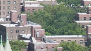 La idea del alcalde Bloomberg sería como medida para prevenir el crimen en los "proyectos" de la ciudad.