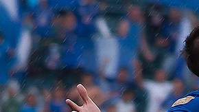 Christian Giménez celebra  tras anotar un gol de tiro libre.