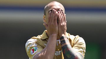 Ariel Nahuelpán reacciona al falla un gol ante León.