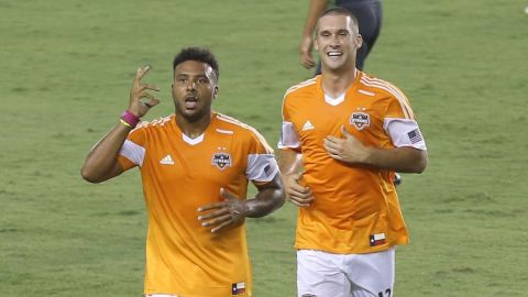 El delantero Giles Barnes (izq) celebra uno de sus dos goles.