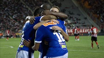 Jugadores de Cruzeiro celebran un gol. EFE/Archivo