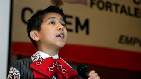 Sebastien De La Cruz cantó ayer durante la conferencia anual del Consejo de Federaciones Mexicanas (COFEM).