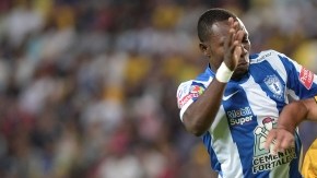 Raúl Jiménez, autor del gol del América, intenta pasar entre dos defensores de Tuzos en el duelo de ayer en el Estadio Hidalgo.