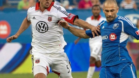 El defensor Dejan Jakovic (izq.), del DC United, no puede frenar a Marco Di Vaio, autor de los dos goles  del Impact de Montreal.