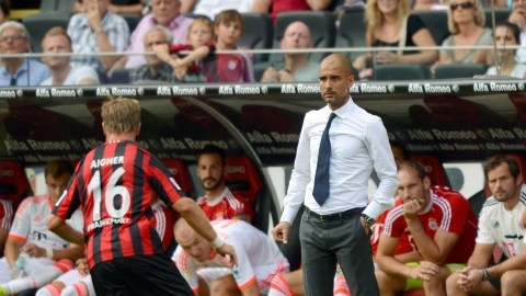 Un gol de Mario Mandzukic (d) fue suficiente para que el Bayern Munich de Pep Guardiola (c) ganara en su visita al Francfort.