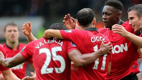 Jugadores del Manchester United celebran un gol de Robin Van Persie (d) en el inicio de la Liga Premier 2013-2014.