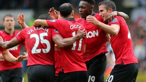 Jugadores del Manchester United celebran un gol de Robin Van Persie (d) en el inicio de la Liga Premier 2013-2014.