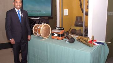 El cónsul  Félix Antonio Martínez posa con los instrumentos donados.
