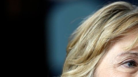 Clinton regresó a la esfera pública en la primera de una serie de conferencias que alimentan las conjeturas sobre sus aspiraciones presidenciales.