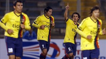 En la imagen, el jugador Matias Corujo (2d) de Cerro Porteño de Paraguay celebra un gol. EFE/Archivo