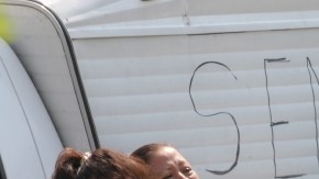 Familiares de un chofer de autobús urbano asesinado en noviembre de 2012, en Acapulco,  suplican a los policías federales y militares que les dejen ver el cuerpo, mientras se hacían las investigaciones.