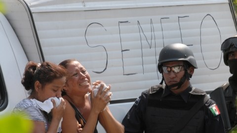 Familiares de un chofer de autobús urbano asesinado en noviembre de 2012, en Acapulco,  suplican a los policías federales y militares que les dejen ver el cuerpo, mientras se hacían las investigaciones.