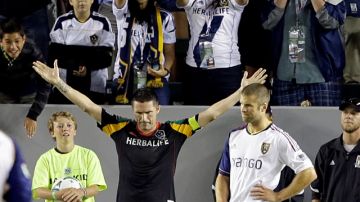 Robbie Keane recibe la ovación de los aficionados luego de anotar el segundo gol contra el Real en el Stub Hub.