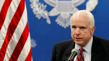 El senador  John McCain dice que debe reducirse ayuda.