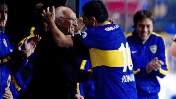 Juan Román Riquelme fue a dedicarle su gol al técnico Carlos Bianchi para mostrar la gran unión que existe en el Boca.