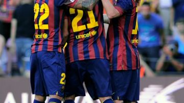 De der. a izq.:  Messi festeja con sus compañeros tras marcar un gol ayer, al Levante, en el explosivo arranque del Barsa en la Liga.