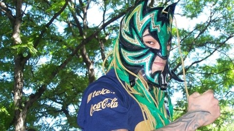 'Máscara Celestial' le rinde tributo a la lucha libre mexicana al no revelar su rostro durante sus combates.