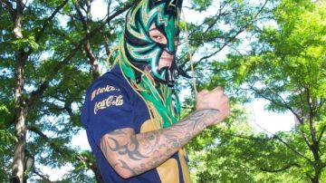 'Máscara Celestial' le rinde tributo a la lucha libre mexicana al no revelar su rostro durante sus combates.
