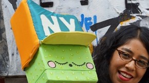 Xospa junto a una de sus creaciones.