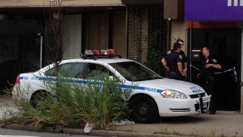 La Policía custodiaba ayer la casa del sospechoso, Pedro Martín, en Staten Island, tras su arresto por asesinato.