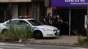 La Policía custodiaba ayer la casa del sospechoso, Pedro Martín, en Staten Island, tras su arresto por asesinato.
