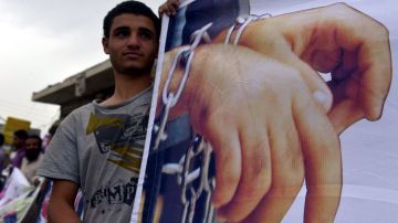 Personas participan en una manifestación para exigir la liberación de unos 90 ciudadanos de Yemen encarcelados en Guantánamo.