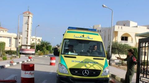 Una ambulancia se lleva los cadáveres de policías muertos al aeropuerto de El Arish (Egipto).