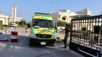 Una ambulancia se lleva los cadáveres de policías muertos al aeropuerto de El Arish (Egipto).
