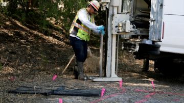 La primera fase de la limpieza consiste en recolectar muestras del suelo contaminado, tarea que realiza este trabajador en Simi Valley.