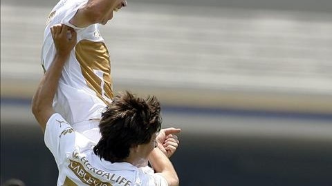 Los Jugadores de Pumas Israel Castro (i-arriba) Erick Vera (i-abajo) y David Cabrera (d) celebran un gol ante Tigres. EFE/Archivo