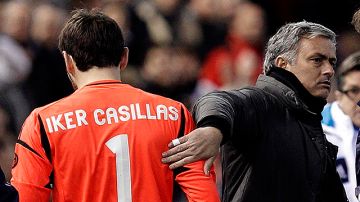 En la foto Iker Casillas de espaldas recibiendo una palmada del entonces entrenador José Mourinho.