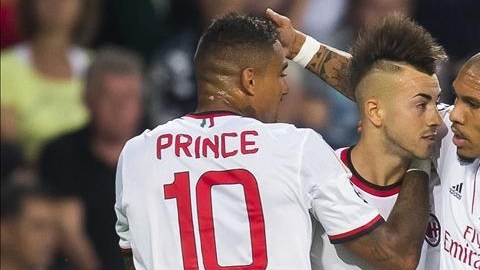 El jugador del AC Milán Stephan El Shaarawy (c) celebra con sus compañeros Nigel de Jong (d) y Kevin-Prince Boateng después de anotar el primer gol ante PSV Eindhoven durante un juego de la Liga de Campeones en Eindhoven (Holanda). EFE