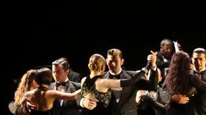 Santa Rosa donó el traje que usó en 'Forever Tango' al Hard Rock de Punta Cana, en Dominicana.