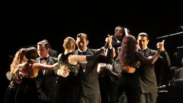 Santa Rosa donó el traje que usó en 'Forever Tango' al Hard Rock de Punta Cana, en Dominicana.