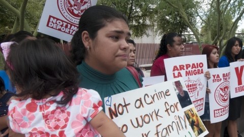 Activistas y familiares de los 223 detenidos en operativo,  en 16 lavados de autos en Arizona, piden libertad para 30 de ellos, ayer.