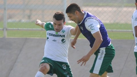 Oribe Peralta (segundo de izq. a der.) pelea por el esfério con Juan Pablo Rodríguez  durante el entrenamiento de ayer.