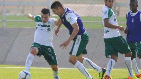Oribe Peralta (segundo de izq. a der.) pelea por el esfério con Juan Pablo Rodríguez  durante el entrenamiento de ayer.