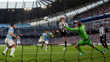David Silva (centro), anota desde  fuera del área grande, el primer gol del Manchester City, ayer sobre el   Newcastle.