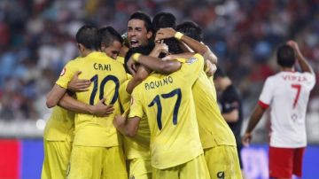 Los jugadores del Villarreal  rodean a Giovani Dos Santos luego de anotar el segundo gol  frente al Almería.