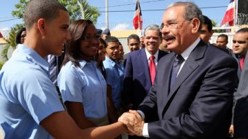Danilo Medina conversa con estudiantes de una escuela pública.