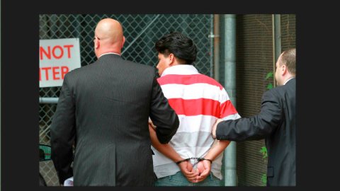 El acusado es conducido a la Corte de Staten Island.
