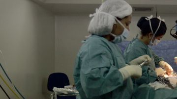 Personal de un hospital público en Caracas interviene con un paciente.