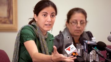 Rosa María Payá (i), hija del fallecido disidente cubano Oswaldo Payá, y su madre, Ofelia Acevedo, en una conferencia de prensa en Miami.