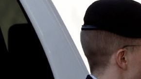 Bradley Manning es escoltado hoy a la corte de Fort Meade antes de una vista ante el tribunal militar.