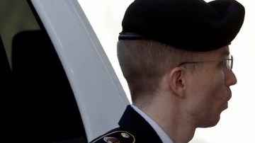 Bradley Manning es escoltado hoy a la corte de Fort Meade antes de una vista ante el tribunal militar.