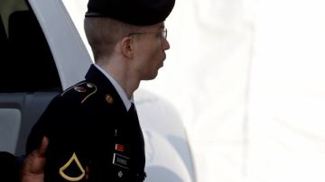 Bradley Manning es escoltado hoy a la corte de Fort Meade antes de una vista ante el tribunal militar.