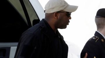 Bradley Manning, centro, es escoltado hoy a la corte de Fort Meade antes de una vista en el consejo de guerra.